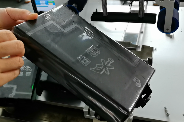 國內(nèi)知名貼膜機工廠：周邊輔貼更全面，電池蓋自動貼膜機助力塑膠件生產(chǎn)品質(zhì)升級